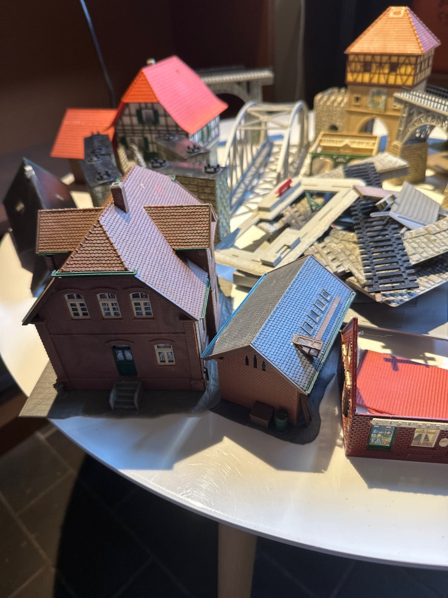 En kasse med infrastruktur til modeljernbane